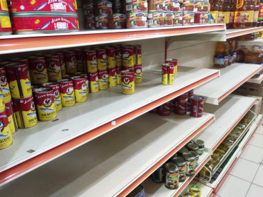 SEREMBAN, MALAYSIA - 14 Temmuz 2019: Süpermarketteki raflar panik yüzünden boşaldı. Müşteriler aşırı miktarda ihtiyaç satın alarak hisse senetlerinin tükenmesine yol açarlar..