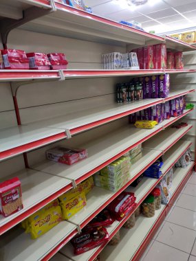 SEREMBAN, MALAYSIA - 14 Temmuz 2019: Süpermarketteki raflar panik yüzünden boşaldı. Müşteriler aşırı miktarda ihtiyaç satın alarak hisse senetlerinin tükenmesine yol açarlar..