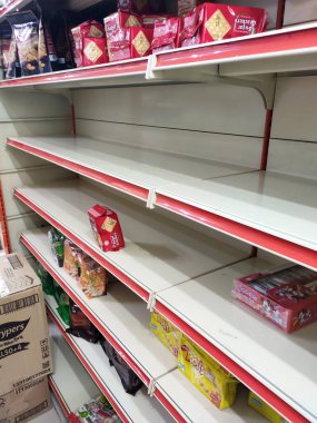 SEREMBAN, MALAYSIA - 14 Temmuz 2019: Süpermarketteki raflar panik yüzünden boşaldı. Müşteriler aşırı miktarda ihtiyaç satın alarak hisse senetlerinin tükenmesine yol açarlar..