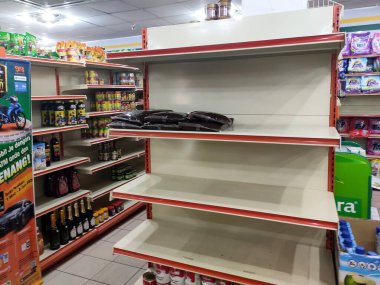 SEREMBAN, MALAYSIA - 14 Temmuz 2019: Süpermarketteki raflar panik yüzünden boşaldı. Müşteriler aşırı miktarda ihtiyaç satın alarak hisse senetlerinin tükenmesine yol açarlar..