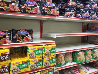 SEREMBAN, MALAYSIA - 14 Temmuz 2019: Süpermarketteki raflar panik yüzünden boşaldı. Müşteriler aşırı miktarda ihtiyaç satın alarak hisse senetlerinin tükenmesine yol açarlar..
