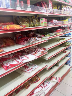 SEREMBAN, MALAYSIA - 14 Temmuz 2019: Süpermarketteki raflar panik yüzünden boşaldı. Müşteriler aşırı miktarda ihtiyaç satın alarak hisse senetlerinin tükenmesine yol açarlar..