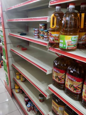 SEREMBAN, MALAYSIA - 14 Temmuz 2019: Süpermarketteki raflar panik yüzünden boşaldı. Müşteriler aşırı miktarda ihtiyaç satın alarak hisse senetlerinin tükenmesine yol açarlar..