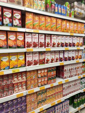 KUALA LUMPUR, MALAYSIA - 20 Mart 2020: Meyve aromalı meyve suyu süpermarketlerin içindeki rafta sergilenmek üzere karton kutuda sergilenmektedir. Müşterilerin seçmesini sağlamak için markalara göre sıralanır.