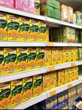 KUALA LUMPUR, MALAYSIA - 20 Mart 2020: Meyve aromalı meyve suyu süpermarketlerin içindeki rafta sergilenmek üzere karton kutuda sergilenmektedir. Müşterilerin seçmesini sağlamak için markalara göre sıralanır.