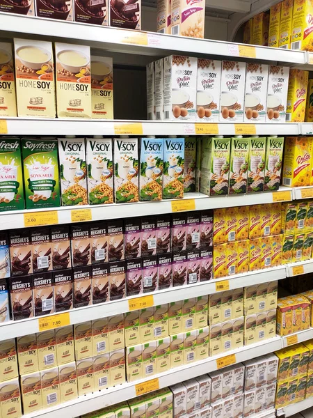 Kuala Lumpur Malaysia March 2020 슈퍼마켓 선반에 진열되어 용기에 수있도록 — 스톡 사진