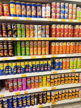 KUALA LUMPUR, MALAYSIA -APRIL 26, 2020: Markette raflarda satılık paketlenmiş çeşitli ürünler ve abur cuburların seçici odak noktası. Herkesin kendi fiyat etiketi var.. 