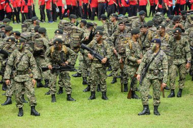 SEREMBAN, MALAYSIA - 31 Ağustos 2016: Üniformalı ve tamamen silahlı Malezyalı askerler. Malezya Bağımsızlık Günü geçit töreninden sonra gayri resmi bir yerde duruyoruz..