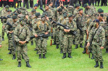 SEREMBAN, MALAYSIA - 31 Ağustos 2016: Üniformalı ve tamamen silahlı Malezyalı askerler. Malezya Bağımsızlık Günü geçit töreninden sonra gayri resmi bir yerde duruyoruz..
