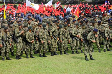 SEREMBAN, MALAYSIA - 31 Ağustos 2016: Üniformalı ve tamamen silahlı Malezyalı askerler. Malezya Bağımsızlık Günü geçit töreninden sonra gayri resmi bir yerde duruyoruz..