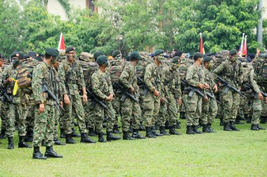 SEREMBAN, MALAYSIA - 31 Ağustos 2016: Üniformalı ve tamamen silahlı Malezyalı askerler. Malezya Bağımsızlık Günü geçit töreninden sonra gayri resmi bir yerde duruyoruz..
