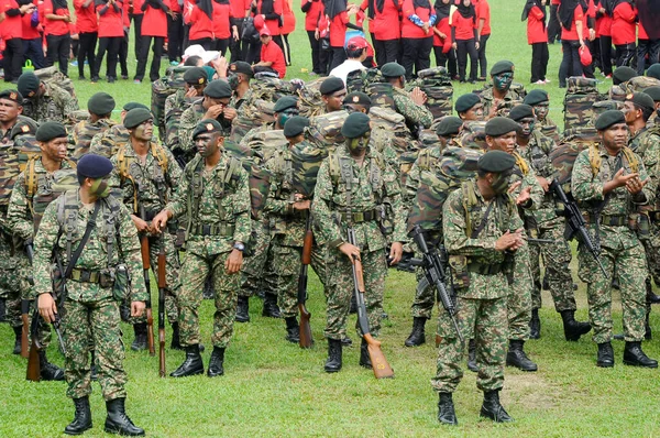 Seremban Malaysia Sierpnia 2016 Malezyjscy Żołnierze Mundurach Pełni Uzbrojeni Stojąc — Zdjęcie stockowe