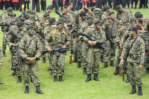 Seremban Malaysia August 2016 Tentara Malaysia Berseragam Dan Bersenjata Lengkap — Stok Foto