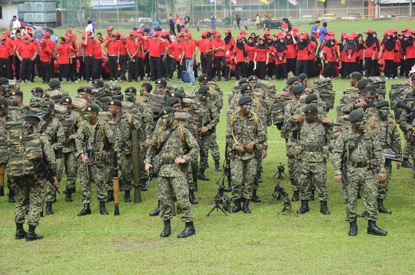 Seremban Malaysia August 2016 Soldați Malaezieni Uniformă Complet Înarmați Stând — Fotografie, imagine de stoc