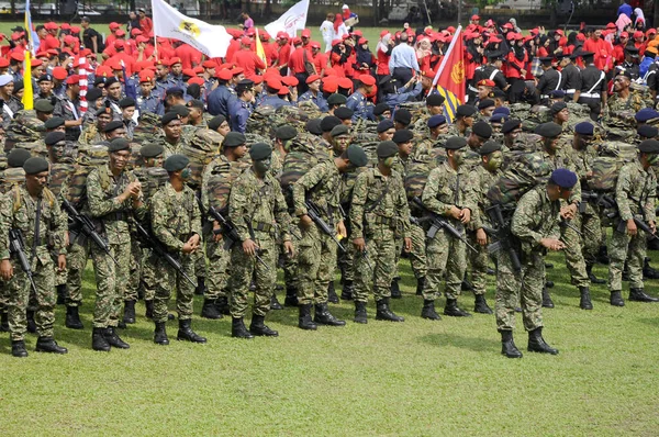 Seremban Malasia Agosto 2016 Soldados Malasios Uniforme Completamente Armados Pie — Foto de Stock