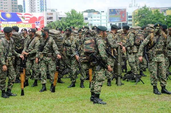 Seremban Malaysia Agosto 2016 Soldati Malesi Uniforme Armati Piedi Ambiente — Foto Stock