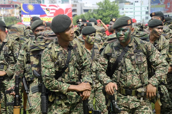 Seremban Malasia Agosto 2016 Soldados Malasios Uniforme Completamente Armados Pie — Foto de Stock