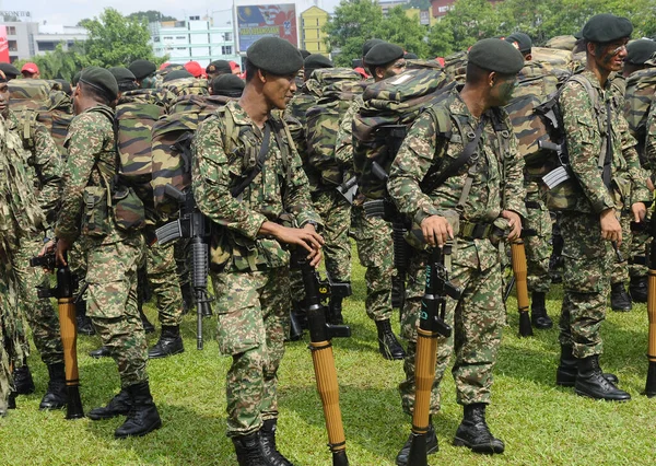 Seremban Malaysia August 2016 Tentara Malaysia Berseragam Dan Bersenjata Lengkap — Stok Foto