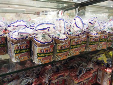 SEREMBAN, MALAYSIA -APRIL 28, 2020: Ticari paketlerdeki farklı ekmek türleri satılık raflarda sergilenmektedir. Müşterilerin seçmesini kolaylaştırmak için tip ve markaya göre ayrılmış.