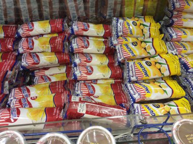 SEREMBAN, MALAYSIA -APRIL 28, 2020: Ticari paketlerdeki farklı ekmek türleri satılık raflarda sergilenmektedir. Müşterilerin seçmesini kolaylaştırmak için tip ve markaya göre ayrılmış.