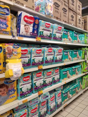 KUALA LUMPUR, MALAYSIA, 20 AĞUSTOS 2019: Büyük süpermarketlerde satışa sunulan bebek bezi çeşitleri. Ayrıca bebek bezi örnekleri de sergilendi.. 