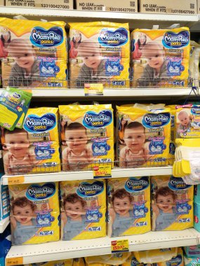 KUALA LUMPUR, MALAYSIA, 20 AĞUSTOS 2019: Büyük süpermarketlerde satışa sunulan bebek bezi çeşitleri. Ayrıca bebek bezi örnekleri de sergilendi.. 