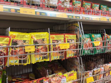 SEREMBAN, MALAYSIA -APRIL 30, 2020: Baharatlar ticari paketlerde satılıyor ve süpermarketteki raflarda sergileniyor. Müşterilerin satın almasını kolaylaştırmak için marka ve tiplere göre sırala.