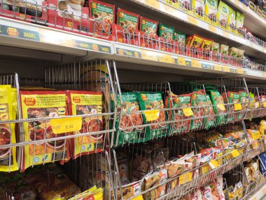SEREMBAN, MALAYSIA -APRIL 30, 2020: Baharatlar ticari paketlerde satılıyor ve süpermarketteki raflarda sergileniyor. Müşterilerin satın almasını kolaylaştırmak için marka ve tiplere göre sırala.