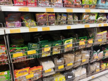 SEREMBAN, MALAYSIA -APRIL 30, 2020: Baharatlar ticari paketlerde satılıyor ve süpermarketteki raflarda sergileniyor. Müşterilerin satın almasını kolaylaştırmak için marka ve tiplere göre sırala.