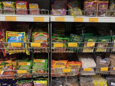 SEREMBAN, MALAYSIA -APRIL 30, 2020: Baharatlar ticari paketlerde satılıyor ve süpermarketteki raflarda sergileniyor. Müşterilerin satın almasını kolaylaştırmak için marka ve tiplere göre sırala.