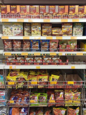 SEREMBAN, MALAYSIA -APRIL 30, 2020: Baharatlar ticari paketlerde satılıyor ve süpermarketteki raflarda sergileniyor. Müşterilerin satın almasını kolaylaştırmak için marka ve tiplere göre sırala.