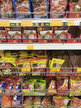 SEREMBAN, MALAYSIA -APRIL 30, 2020: Baharatlar ticari paketlerde satılıyor ve süpermarketteki raflarda sergileniyor. Müşterilerin satın almasını kolaylaştırmak için marka ve tiplere göre sırala.