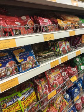 SEREMBAN, MALAYSIA -APRIL 30, 2020: Baharatlar ticari paketlerde satılıyor ve süpermarketteki raflarda sergileniyor. Müşterilerin satın almasını kolaylaştırmak için marka ve tiplere göre sırala.