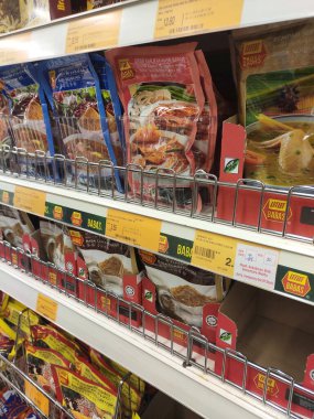 SEREMBAN, MALAYSIA -APRIL 30, 2020: Baharatlar ticari paketlerde satılıyor ve süpermarketteki raflarda sergileniyor. Müşterilerin satın almasını kolaylaştırmak için marka ve tiplere göre sırala.
