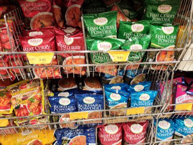 SEREMBAN, MALAYSIA -APRIL 30, 2020: Baharatlar ticari paketlerde satılıyor ve süpermarketteki raflarda sergileniyor. Müşterilerin satın almasını kolaylaştırmak için marka ve tiplere göre sırala.