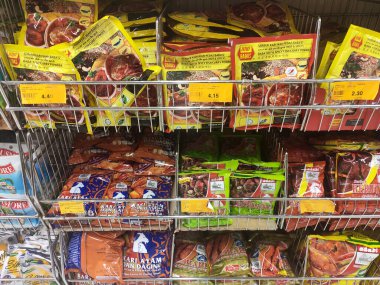 SEREMBAN, MALAYSIA -APRIL 30, 2020: Baharatlar ticari paketlerde satılıyor ve süpermarketteki raflarda sergileniyor. Müşterilerin satın almasını kolaylaştırmak için marka ve tiplere göre sırala.