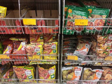 SEREMBAN, MALAYSIA -APRIL 30, 2020: Baharatlar ticari paketlerde satılıyor ve süpermarketteki raflarda sergileniyor. Müşterilerin satın almasını kolaylaştırmak için marka ve tiplere göre sırala.