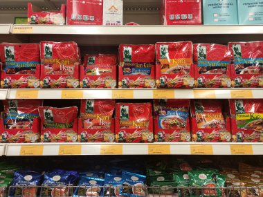 SEREMBAN, MALAYSIA -APRIL 30, 2020: Baharatlar ticari paketlerde satılıyor ve süpermarketteki raflarda sergileniyor. Müşterilerin satın almasını kolaylaştırmak için marka ve tiplere göre sırala.
