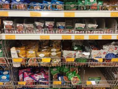 SEREMBAN, MALAYSIA -APRIL 30, 2020: Baharatlar ticari paketlerde satılıyor ve süpermarketteki raflarda sergileniyor. Müşterilerin satın almasını kolaylaştırmak için marka ve tiplere göre sırala.