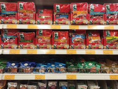 SEREMBAN, MALAYSIA -APRIL 30, 2020: Baharatlar ticari paketlerde satılıyor ve süpermarketteki raflarda sergileniyor. Müşterilerin satın almasını kolaylaştırmak için marka ve tiplere göre sırala.