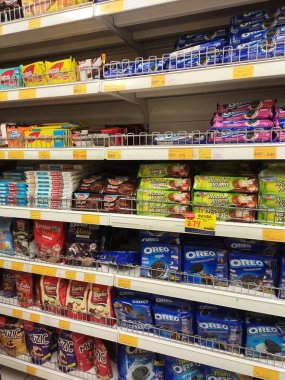 KUALA LUMPUR, MALAYSIA -APRIL 25, 2020: Bisküvilerin çeşitliliği iyi ve ilginç paketleme ve mağazanın içindeki raflarda sergilendi. Müşterilerin satın almasını kolaylaştırmak için marka ve tiplere göre sırala.