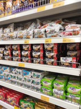 KUALA LUMPUR, MALAYSIA -APRIL 25, 2020: Bisküvilerin çeşitliliği iyi ve ilginç paketleme ve mağazanın içindeki raflarda sergilendi. Müşterilerin satın almasını kolaylaştırmak için marka ve tiplere göre sırala.