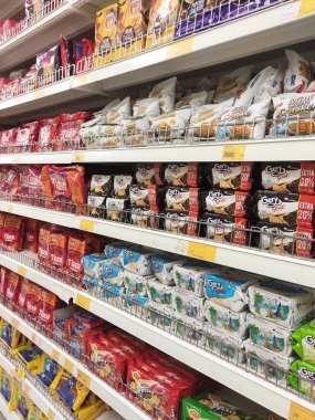 KUALA LUMPUR, MALAYSIA -APRIL 25, 2020: Bisküvilerin çeşitliliği iyi ve ilginç paketleme ve mağazanın içindeki raflarda sergilendi. Müşterilerin satın almasını kolaylaştırmak için marka ve tiplere göre sırala.