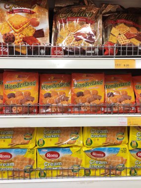 KUALA LUMPUR, MALAYSIA -APRIL 25, 2020: Bisküvilerin çeşitliliği iyi ve ilginç paketleme ve mağazanın içindeki raflarda sergilendi. Müşterilerin satın almasını kolaylaştırmak için marka ve tiplere göre sırala.