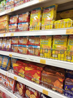 KUALA LUMPUR, MALAYSIA -APRIL 25, 2020: Bisküvilerin çeşitliliği iyi ve ilginç paketleme ve mağazanın içindeki raflarda sergilendi. Müşterilerin satın almasını kolaylaştırmak için marka ve tiplere göre sırala.