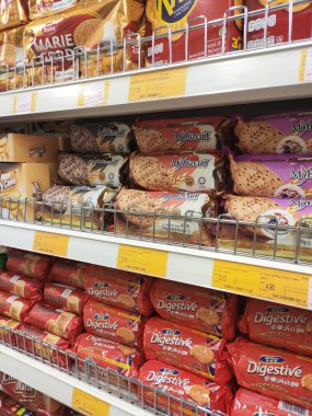 KUALA LUMPUR, MALAYSIA -APRIL 25, 2020: Bisküvilerin çeşitliliği iyi ve ilginç paketleme ve mağazanın içindeki raflarda sergilendi. Müşterilerin satın almasını kolaylaştırmak için marka ve tiplere göre sırala.