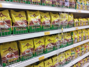 SEREMBAN, MALAYSIA - 21 Mart 2020: Ticari ambalajda toz çikolatalı içecekler mağazanın içindeki raflarda sergilenmektedir. Fiyat etiketlerinde ve müşterilerin seçmesini kolaylaştırmak için markalara göre ayrılır.
