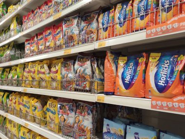 SEREMBAN, MALAYSIA - 21 Mart 2020: Ticari ambalajda toz çikolatalı içecekler mağazanın içindeki raflarda sergilenmektedir. Fiyat etiketlerinde ve müşterilerin seçmesini kolaylaştırmak için markalara göre ayrılır.