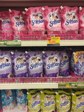 Kuala Lumpur, Malezya -2019: Kuala yumuşatıcıları plastik şişeye doldurulmuş ve rafta satışa sunulmuş yumuşak paketler. Müşterilerin seçmesini kolaylaştırmak için markaya göre sıralanır.