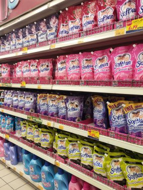 Kuala Lumpur, Malezya -2019: Kuala yumuşatıcıları plastik şişeye doldurulmuş ve rafta satışa sunulmuş yumuşak paketler. Müşterilerin seçmesini kolaylaştırmak için markaya göre sıralanır.